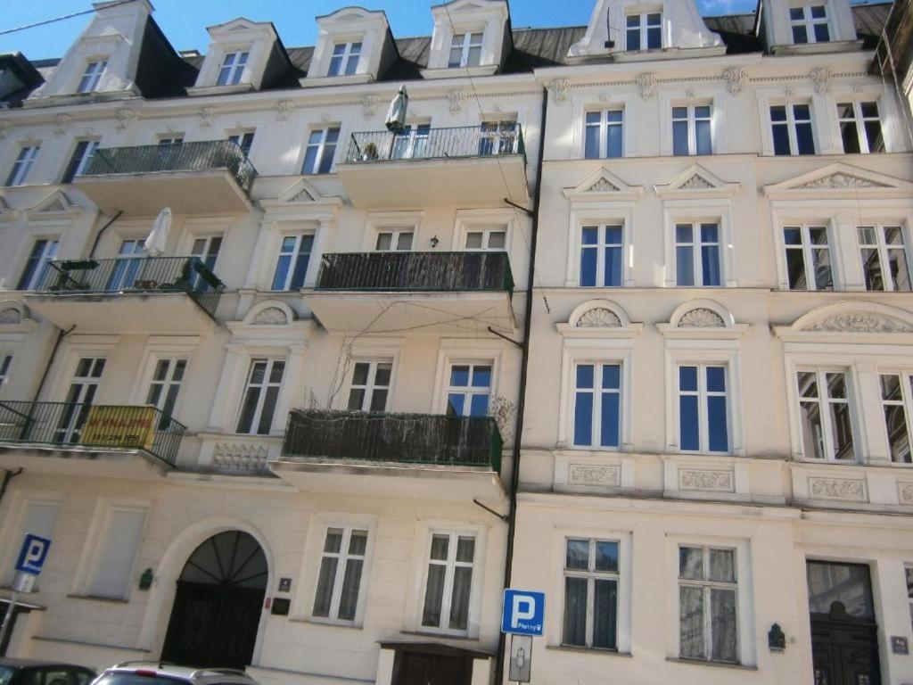 Art Apartment *